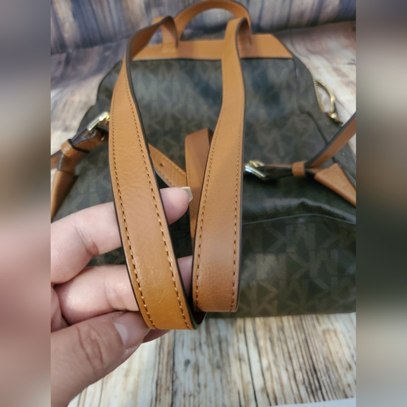 Michael Kors Medium Rhea Perforated Back - Picture 10 of 10